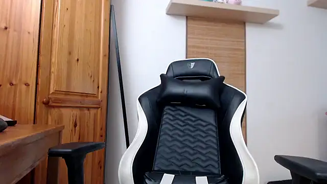 Snapshot of Lisakisss chatting on 10/18/25, 05:54 Lisakisss online show from 10/18/25, 05:54