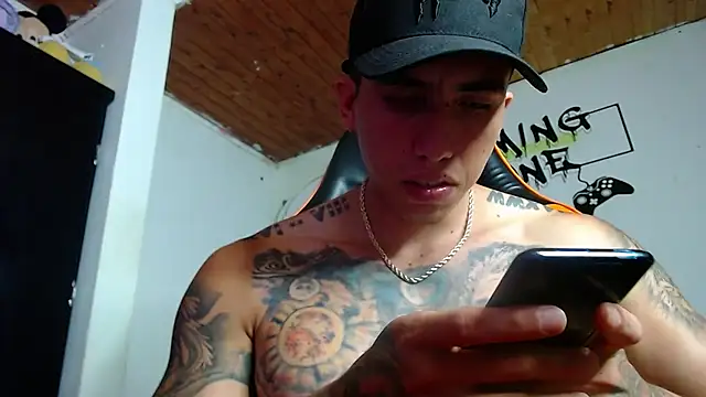 Snapshot of Adam_Hudsond chatting on 02/10/25, 03:42 Adam Hudsond online show from 02/10/25, 03:42