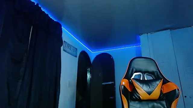 Snapshot of Adam_Hudsond chatting on 10/04/25, 03:48 Adam Hudsond online show from 10/04/25, 03:48