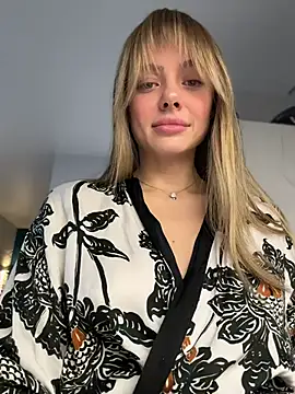 Snapshot of Kylie_Desire chatting on 11/04/25, 04:33 Kylie Desire online show from 11/04/25, 04:33