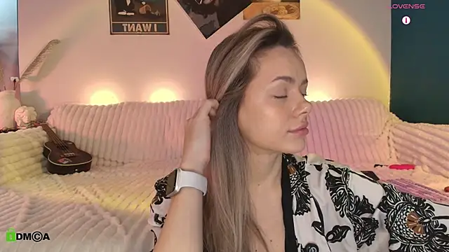 Snapshot of Kylie_Desire chatting on 12/14/25, 04:07 Kylie Desire online show from 12/14/25, 04:07