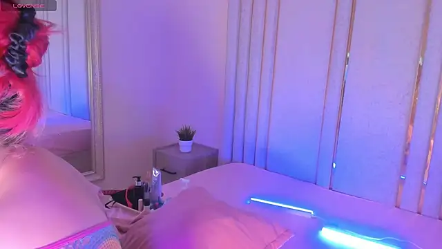 Snapshot of Saekohofman chatting on 11/18/25, 04:06 Saekohofman online show from 11/18/25, 04:06