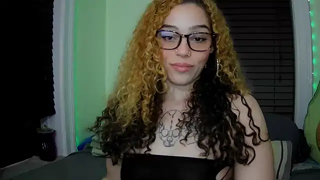 Snapshot of sapphirestorm8 chatting on 12/14/25, 02:28 sapphirestorm8 online show from 12/14/25, 02:28