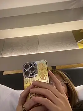 Snapshot of S00 chatting on 01/08/25, 03:51 S00 online show from 01/08/25, 03:51