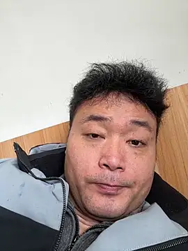 Snapshot of S00 chatting on 12/18/25, 03:56 S00 online show from 12/18/25, 03:56