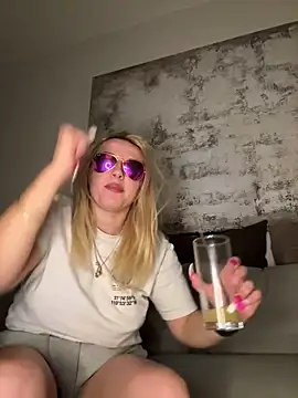 Strongqueen online show from 01/15/25, 10:24