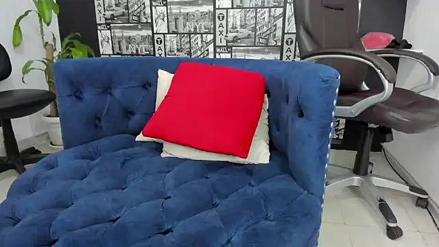 Snapshot of Isa_And_Natasha chatting on 02/25/25, 02:44 Isa And Natasha online show from 02/25/25, 02:44