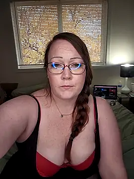 Snapshot of BBWQUEENBEEE chatting on 10/13/25, 11:27 BBWQUEENBEEE online show from 10/13/25, 11:27