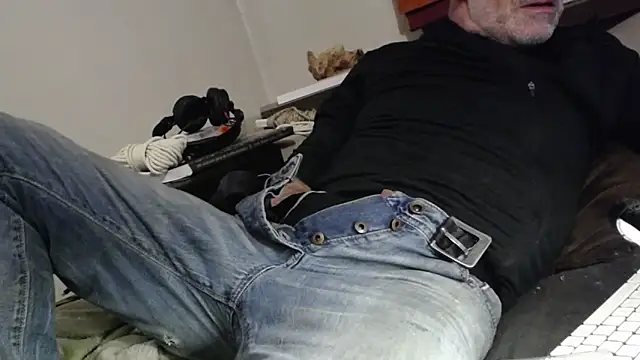 Snapshot of mike30nbg chatting on 09/27/25, 08:36 mike30nbg online show from 09/27/25, 08:36