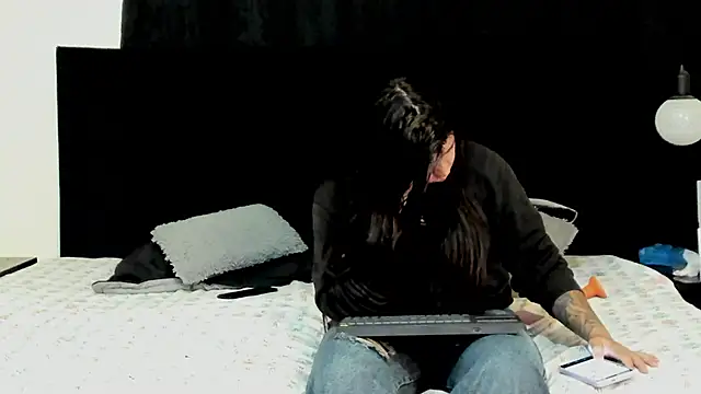 lissandthor13 online show from 12/16/25, 10:53