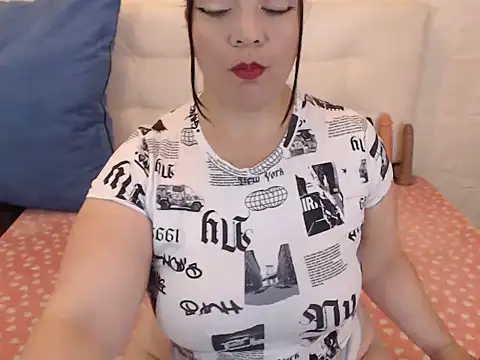 Snapshot of Angiee_BBW chatting on 03/11/25, 05:57 Angiee BBW online show from 03/11/25, 05:57