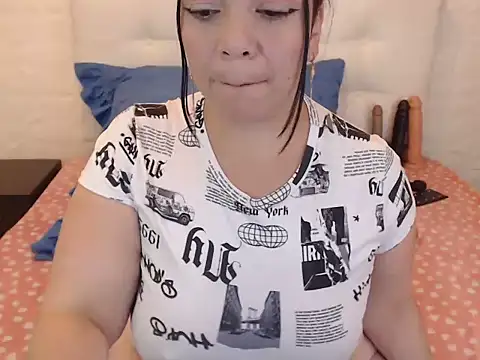 Snapshot of Angiee_BBW chatting on 03/11/25, 09:04 Angiee BBW online show from 03/11/25, 09:04