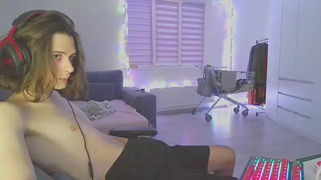 Snapshot of CandyChell chatting on 12/18/24, 11:45 CandyChell online show from 12/18/24, 11:45