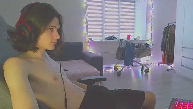 Snapshot of CandyChell chatting on 12/22/24, 10:38 CandyChell online show from 12/22/24, 10:38