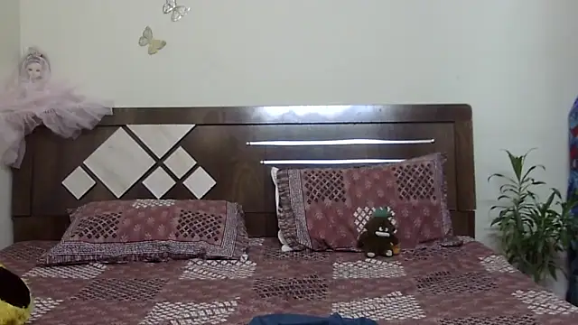 lovelydesi21 online show from 04/18/26, 05:33