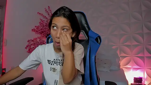 cora 22 online show from 11/08/25, 12:27