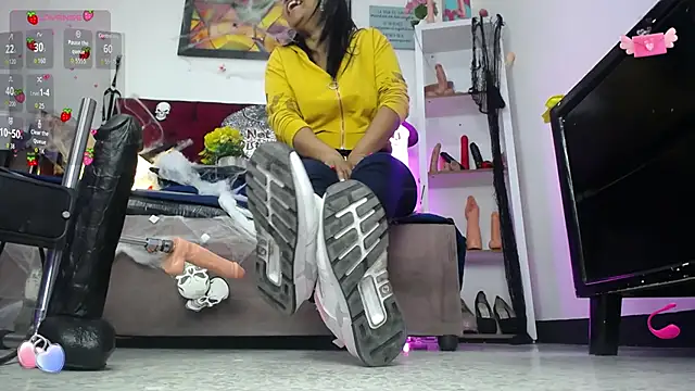 Snapshot of louise_nails chatting on 10/23/25, 01:10 louise nails online show from 10/23/25, 01:10