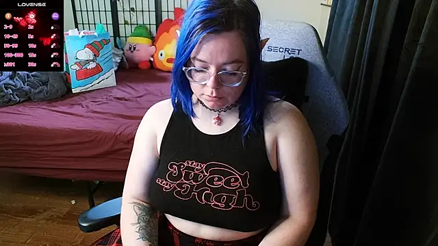 Snapshot of KiraSpitQueen chatting on 12/25/24, 10:16 KiraSpitQueen online show from 12/25/24, 10:16