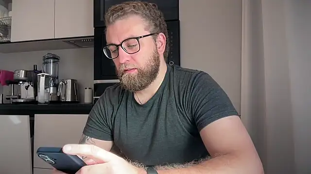 Bear bear  online show from 04/20/26, 07:55