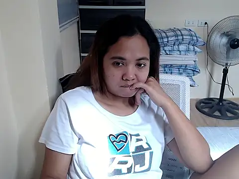 Snapshot of xTheLastVIRGINx chatting on 02/15/26, 06:32 xTheLastVIRGINx online show from 02/15/26, 06:32