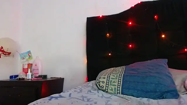 Snapshot of Emmily_Fox chatting on 02/22/25, 11:13 Emmily Fox online show from 02/22/25, 11:13