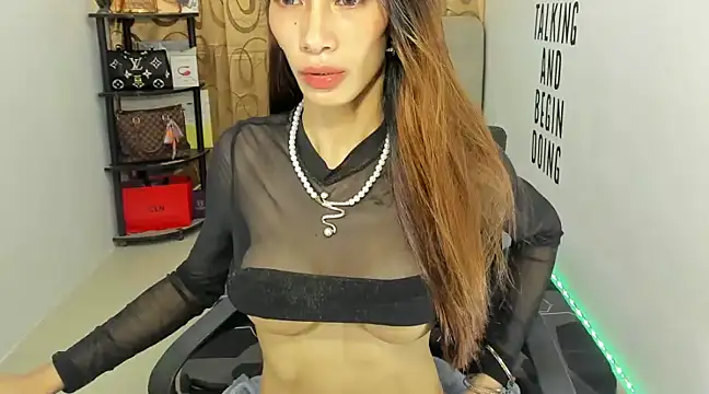 Snapshot of Trixie_Mattel21 chatting on 12/18/24, 02:21 Trixie Mattel21 online show from 12/18/24, 02:21