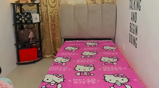 Snapshot of Trixie_Mattel21 chatting on 12/26/24, 02:22 Trixie Mattel21 online show from 12/26/24, 02:22