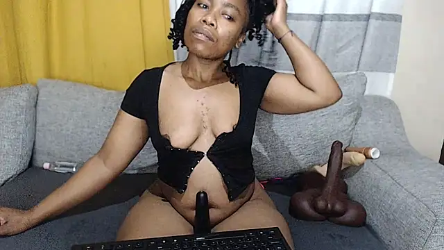 Snapshot of BELINDAXXXXX chatting on 10/25/25, 12:29 BELINDAXXXXX online show from 10/25/25, 12:29