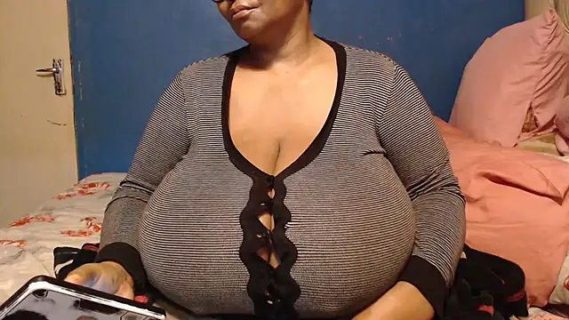 Snapshot of CUTEFIRMMELONSS chatting on 10/01/25, 03:45 CUTEFIRMMELONSS online show from 10/01/25, 03:45