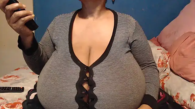 Snapshot of CUTEFIRMMELONSS chatting on 10/09/25, 05:00 CUTEFIRMMELONSS online show from 10/09/25, 05:00