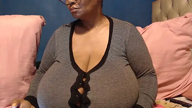 Snapshot of CUTEFIRMMELONSS chatting on 10/18/25, 03:20 CUTEFIRMMELONSS online show from 10/18/25, 03:20