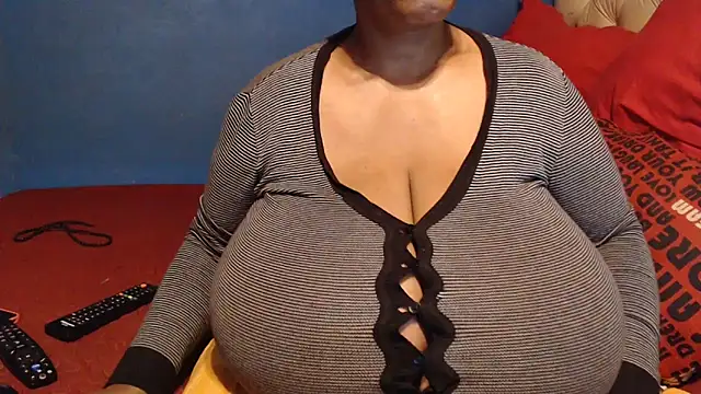 Snapshot of CUTEFIRMMELONSS chatting on 12/15/25, 06:23 CUTEFIRMMELONSS online show from 12/15/25, 06:23