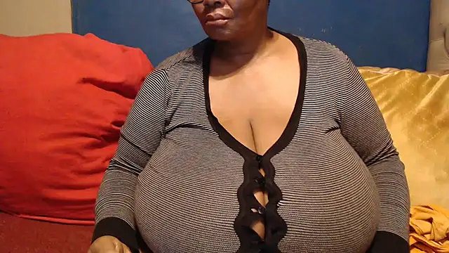 Snapshot of CUTEFIRMMELONSS chatting on 12/17/25, 02:28 CUTEFIRMMELONSS online show from 12/17/25, 02:28