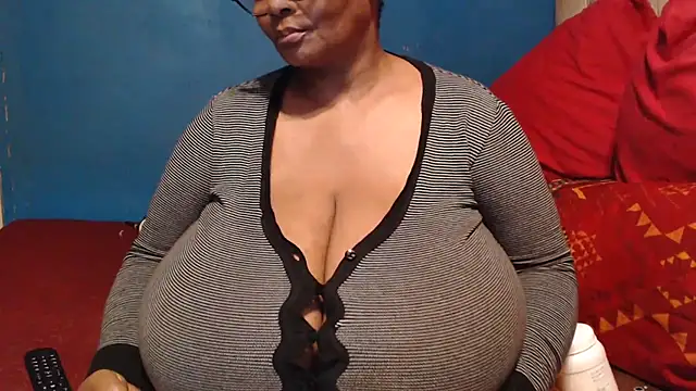 Snapshot of CUTEFIRMMELONSS chatting on 12/21/25, 07:43 CUTEFIRMMELONSS online show from 12/21/25, 07:43