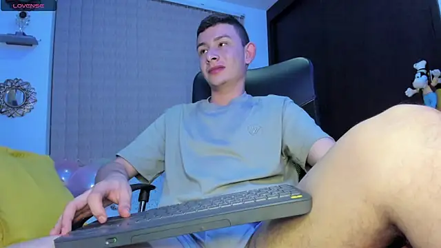 Snapshot of Christ_Miller3 chatting on 02/16/25, 05:04 Christ Miller3 online show from 02/16/25, 05:04