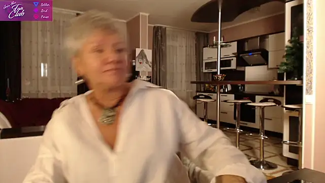 Snapshot of roxana_brooks chatting on 12/17/24, 02:33 roxana brooks online show from 12/17/24, 02:33