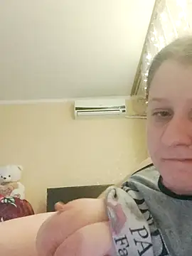 Snapshot of CumCpl chatting on 11/14/25, 09:35 CumCpl online show from 11/14/25, 09:35