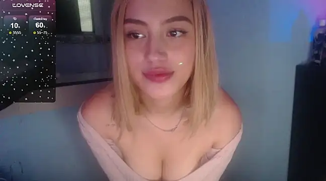 Snapshot of Sophi-tayson chatting on 12/15/24, 03:45 Sophi-tayson online show from 12/15/24, 03:45