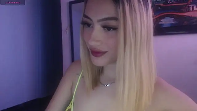 Snapshot of Sophi-tayson chatting on 03/05/25, 03:08 Sophi-tayson online show from 03/05/25, 03:08