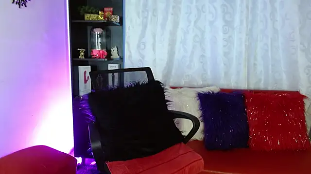 Snapshot of Karina_Yang chatting on 01/15/25, 04:43 Karina Yang online show from 01/15/25, 04:43