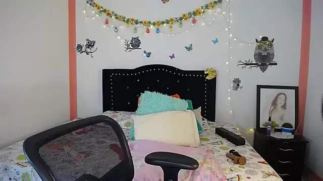 Snapshot of naughty_girl_4u chatting on 02/27/25, 07:37 naughty girl 4u online show from 02/27/25, 07:37