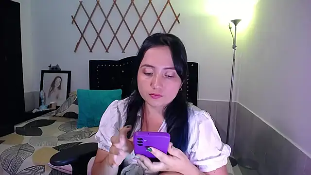 Snapshot of naughty_girl_4u chatting on 09/19/25, 08:20 naughty girl 4u online show from 09/19/25, 08:20