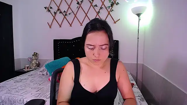 Snapshot of naughty_girl_4u chatting on 11/12/25, 07:13 naughty girl 4u online show from 11/12/25, 07:13