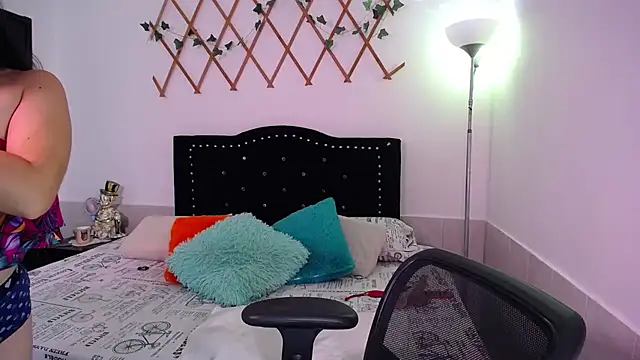 Snapshot of naughty_girl_4u chatting on 11/13/25, 06:29 naughty girl 4u online show from 11/13/25, 06:29