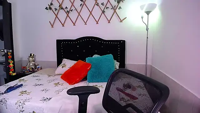 Snapshot of naughty_girl_4u chatting on 11/18/25, 07:29 naughty girl 4u online show from 11/18/25, 07:29