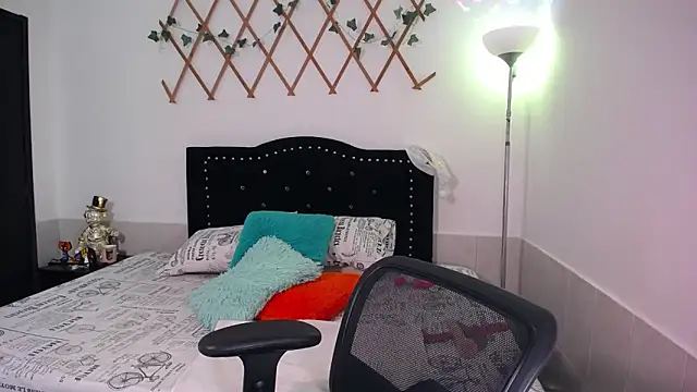 Snapshot of naughty_girl_4u chatting on 12/15/25, 05:06 naughty girl 4u online show from 12/15/25, 05:06