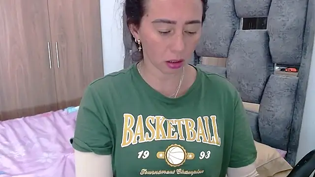 sara hott 1 online show from 02/04/25, 07:11