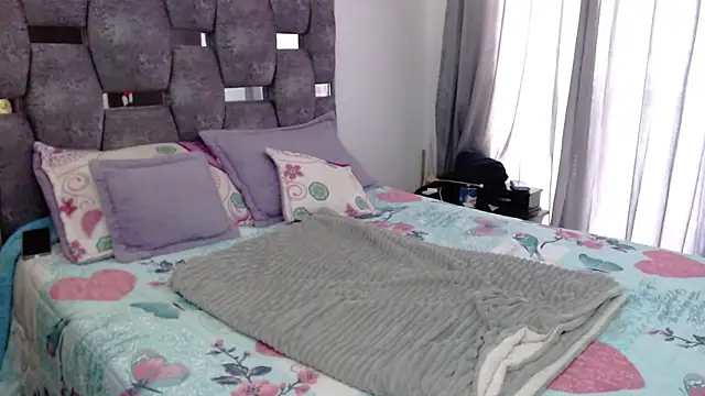 sara hott 1 online show from 11/24/25, 01:22