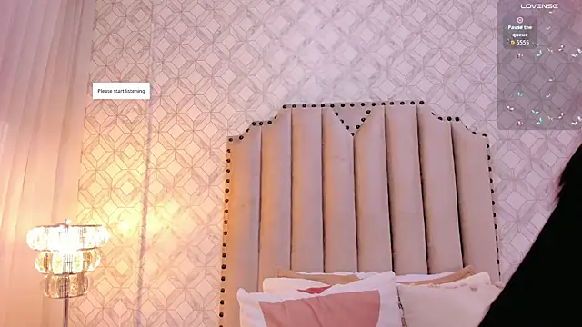 Pia Johnson  online show from 11/28/25, 11:24