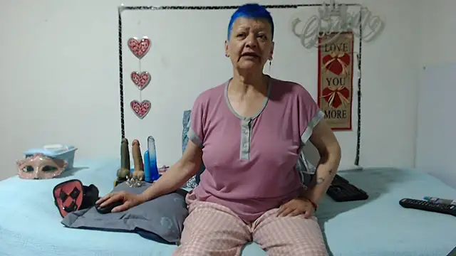 Snapshot of loquitaqueen011 chatting on 11/26/25, 02:40 loquitaqueen011 online show from 11/26/25, 02:40